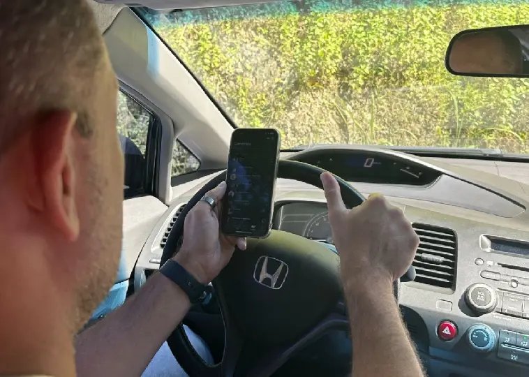 Brusque registra mais de mil infrações por uso de celular ao volante em 2024