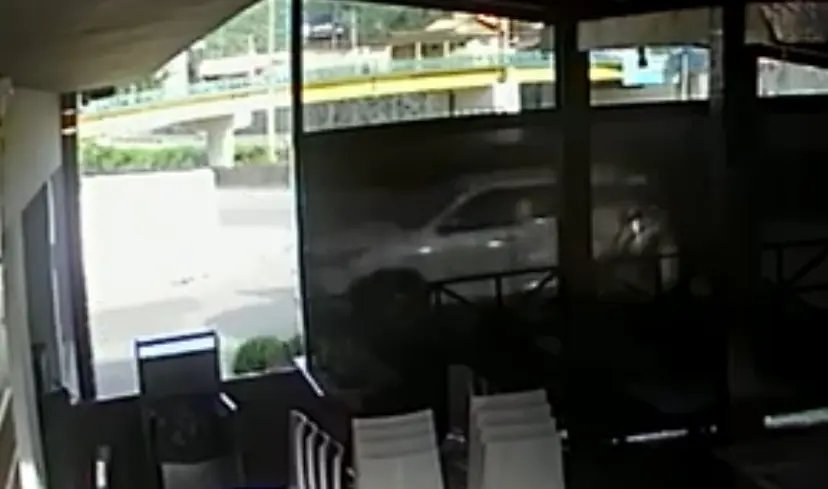 Veja o momento em que caminhonete de criminosos cai na Beira Rio após perseguição