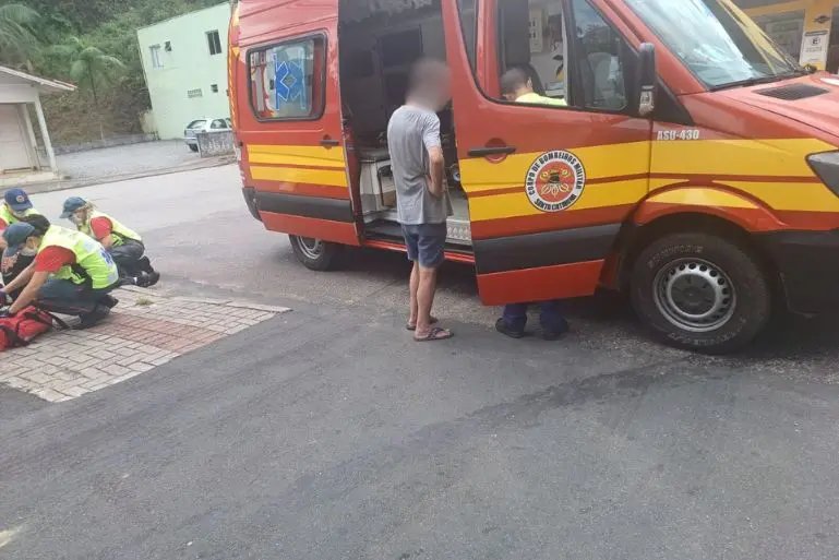  Ciclista fica ferido após colisão com carro em Brusque