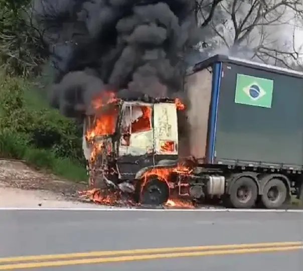 (VÍDEO) Motociclista morre após colisão com carreta na BR-470