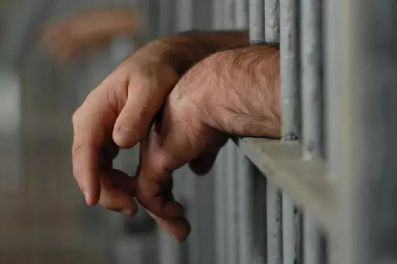 Idoso se masturba em frente a mulheres e acaba preso
