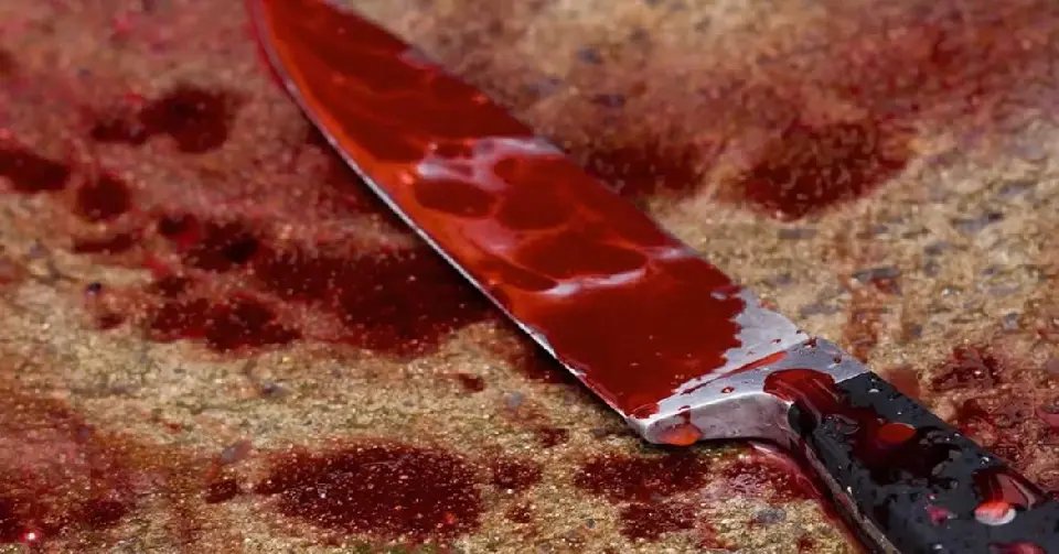 Com marcas de sangue, mulher é presa ao esfaquear o marido em briga