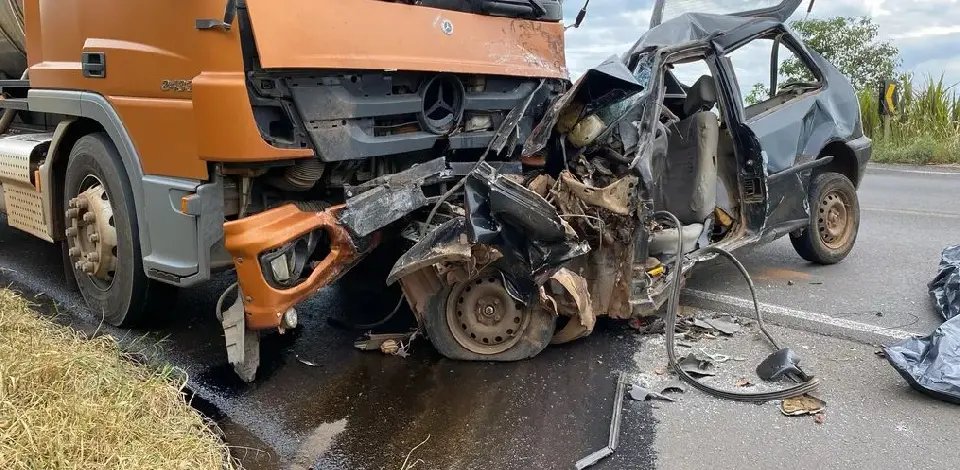 Motorista morre em grave acidente entre carro e caminhão
