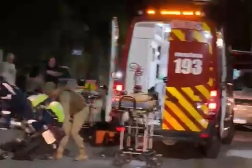 Motociclista fica gravemente ferido após colisão com caminhonete 