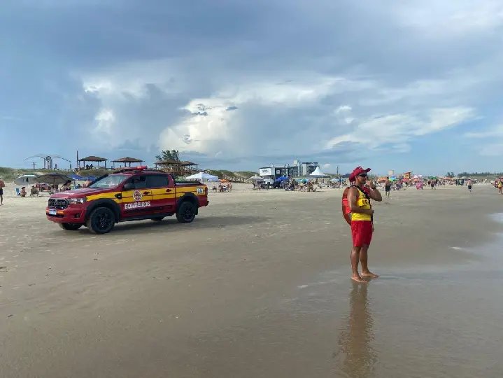 Cinco pessoas são resgatadas ilhadas em costão em praia de SC