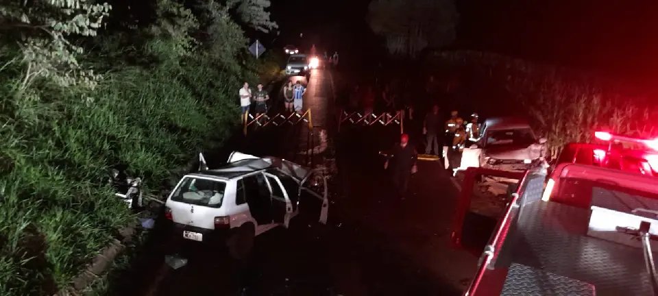 Pai e filho de um mês morrem após colisão entre carros