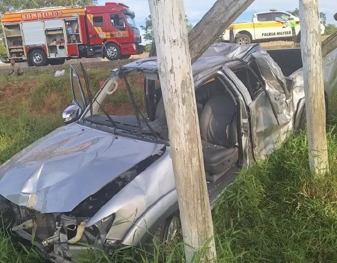 Casal fica ferido após caminhonete sair da pista e bater em placa na Antônio Heil