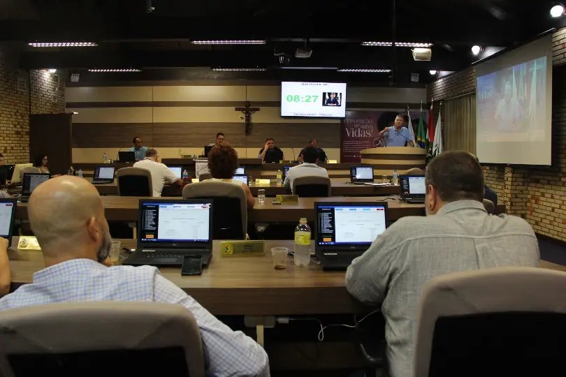 (VÍDEO) Câmara aprova lei que pune pichadores e recompensa denúncias