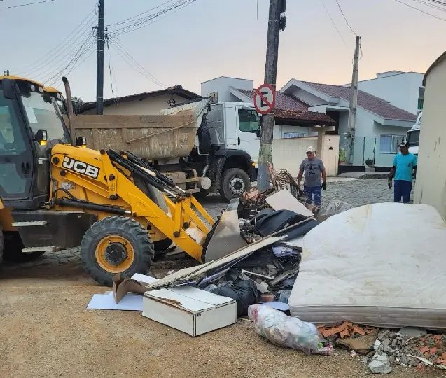 Mutirão de retirada de entulhos é realizado em Brusque