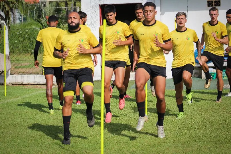 Brusque FC realiza treino com foco em passe, marcação e ofensividade