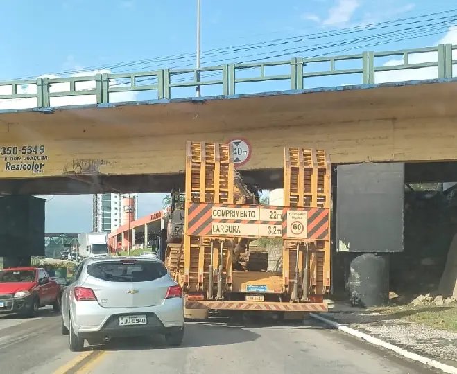 Veículo pesado não passa sob ponte no Centro e mobiliza GTB