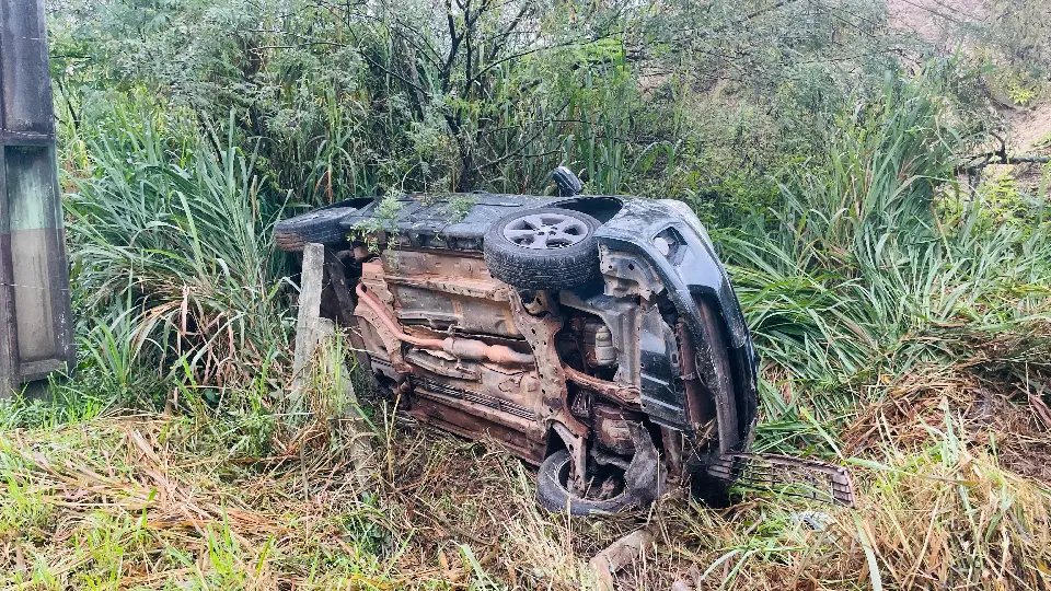 (VÍDEO) Em Brusque: motorista perde controle do volante e tomba veículo 