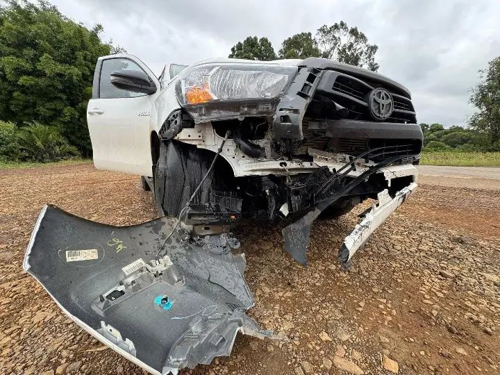 Carro do secretário de Infraestrutura de SC é atingido por pneu de caminhão na BR-470
