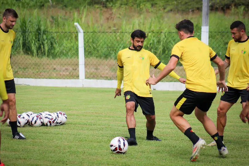 Brusque realiza treino com foco em bola parada e velocidade de reação