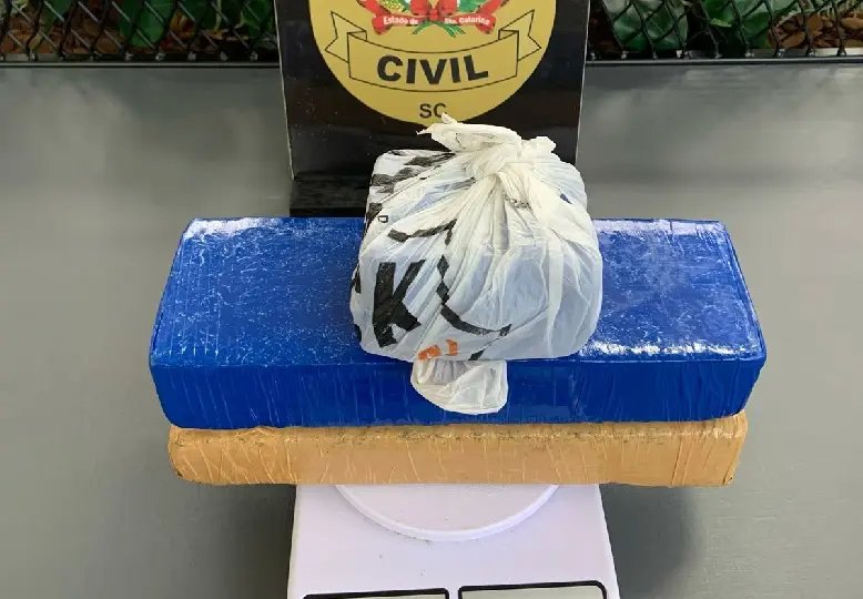 Maconha é encontrada em bolsa de bebê e leva casal à delegacia em Brusque
