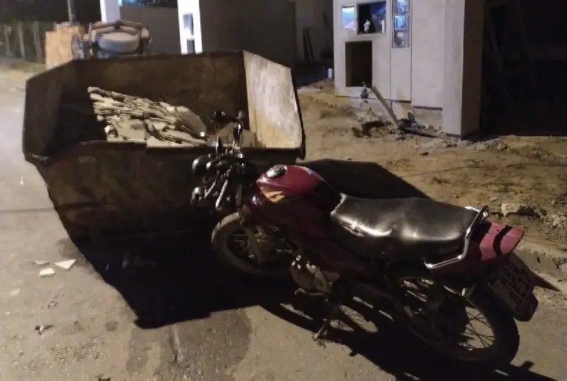 Motociclista fica ferido após bater em caçamba no Poço Fundo