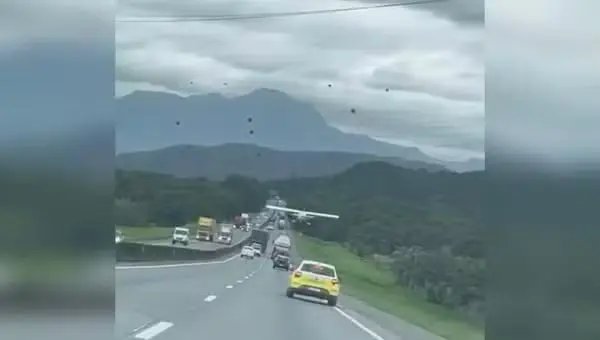 (VÍDEO) Avião monomotor faz pouso forçado na BR-101 em SC