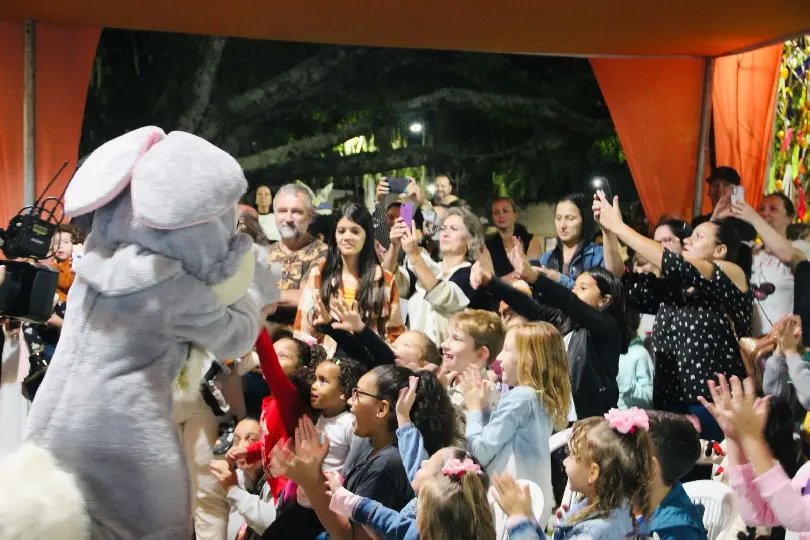 Chegada da Familia do Coelho marca a abertura da Ostern Brusque 2025