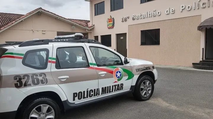 Homem é imobilizado por populares após tentar esfaquear outro em Brusque