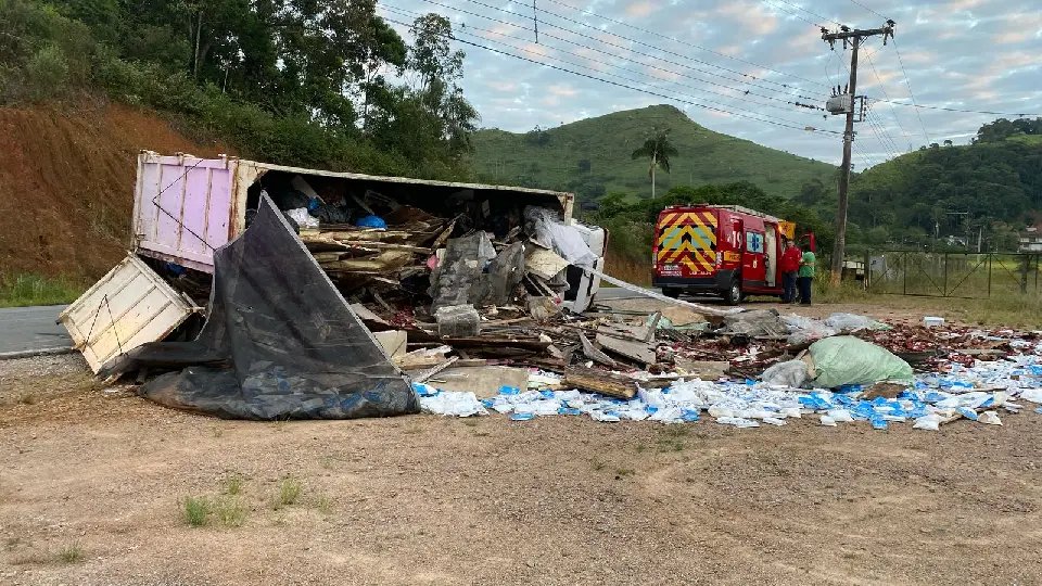 Caminhão carregado de lixo tomba e motorista é levado à UPA
