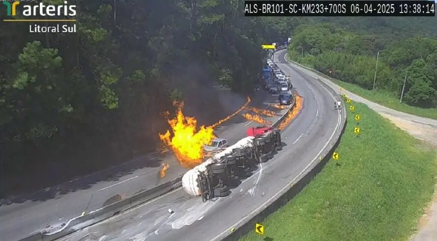 (VÍDEO) Carreta carregada de combustível tomba e explode em trecho da BR-101