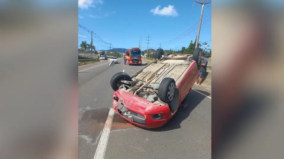 Motorista capota carro e fica ferida na Rodovia Antônio Heil