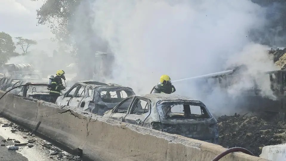 Ao menos 25 veículos e cinco pessoas foram atingidos pelos rastros de fogo da carreta 