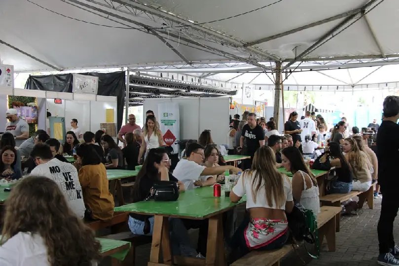 5ª edição do Temperô na Praça atrai público com boa gastronomia e música ao vivo