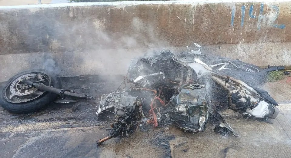 Moto pega fogo e motociclista morre após colisão com caminhão
