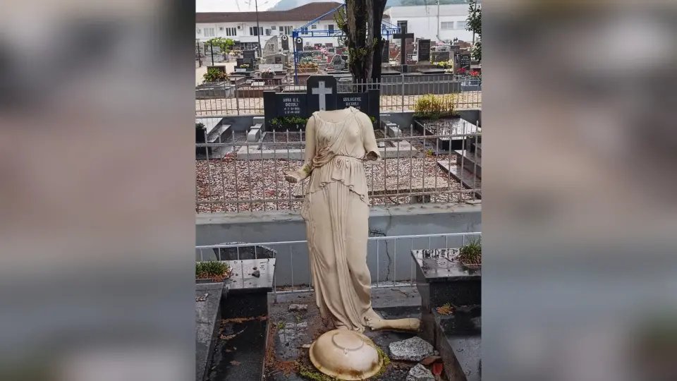 Estátua de sepultura no Cemitério Luterano é alvo de vandalismo