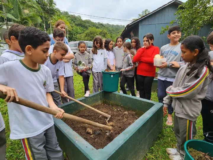 Crianças do projeto Sairinhas aprendem sobre compostagem