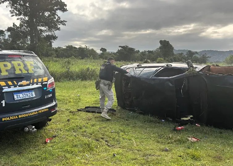 Motorista capota carro na fuga e acaba preso com 140 kg de maconha