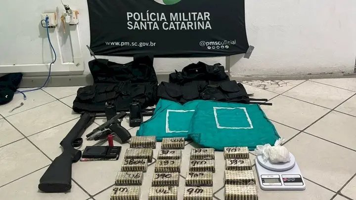 Mais de 900 munições e duas armas são encontradas durante operação