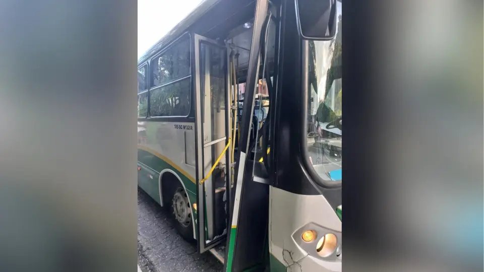 Ciclista arremessa bicicleta contra ônibus e danifica veículo; objeto era furtado