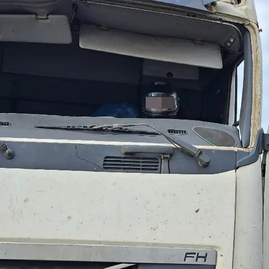 Caminhoneiro é flagrado com capacete em carreta sem para-brisa em SC