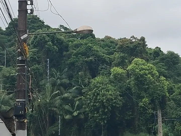 No escuro há meses, iluminação pública na Rua Jacob Till é reestabelecida