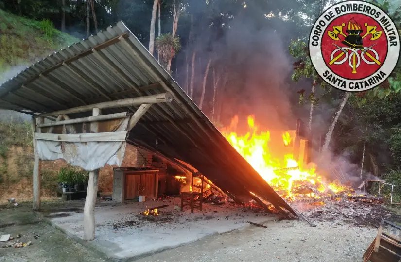Proprietário tem 90% da casa destruída em incêndio no bairro São Pedro