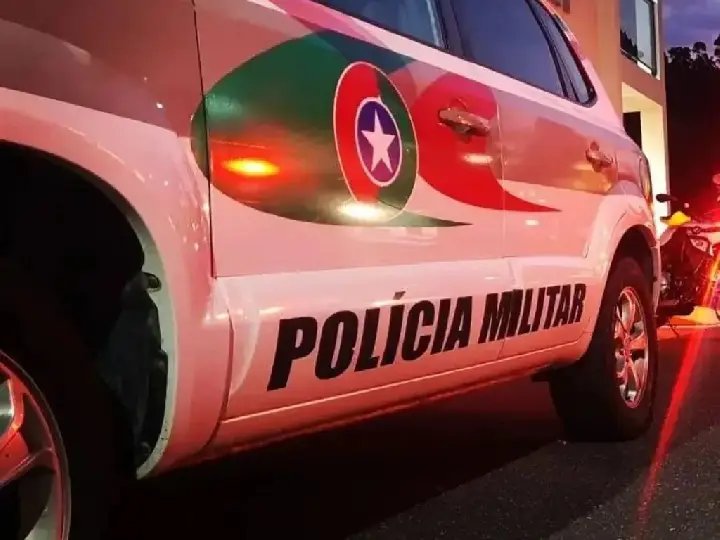 Motociclista sem habilitação fere policial e danifica viatura em abordagem