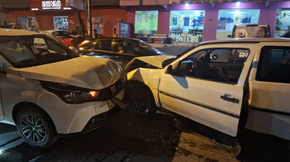  Mulher é encaminhada ao Azambuja após colisão entre dois carros