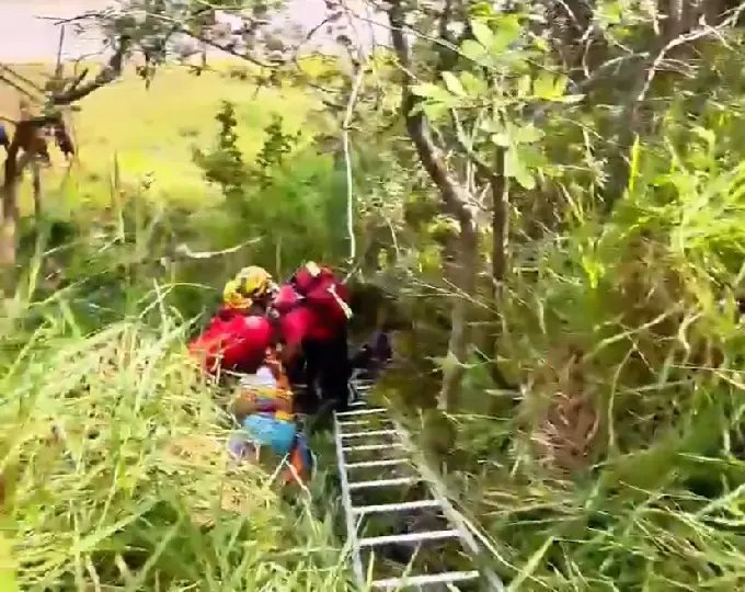 (VÍDEO) Homem é resgatado após cair de aproximadamente 5 metros em área de difícil acesso