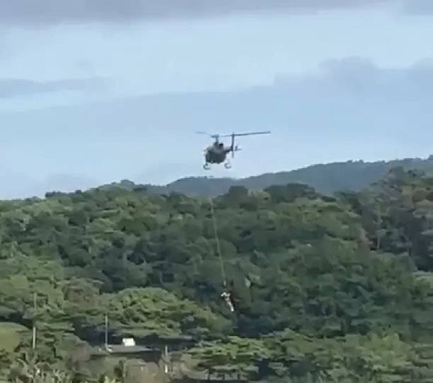 (VÍDEO) Pescador é resgatado após cair de costão em Bombinhas