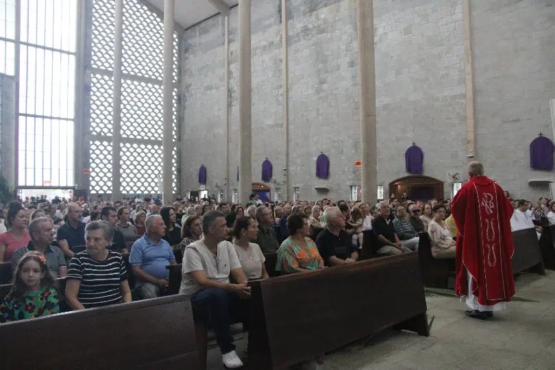 Fiéis lotam Matriz São Luís Gonzaga para celebrar o Domingo de Ramos