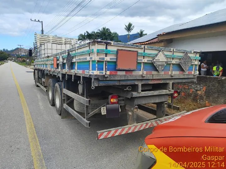Colisão entre caminhão e bicicleta deixa adolescente ferido