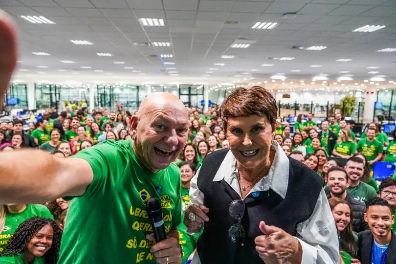Luciano Hang recebe Marcia Sensitiva na megaloja Havan