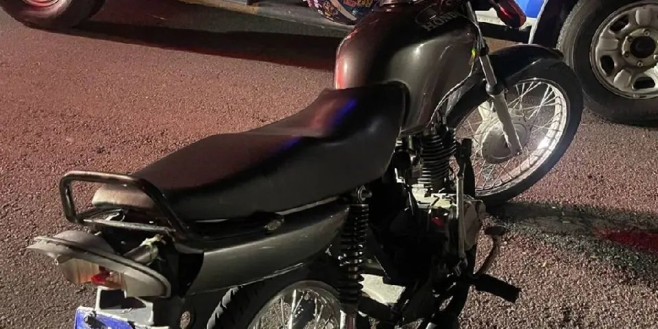 Motocicleta com mais de R$ 10 mil em multas é apreendida após abordagem