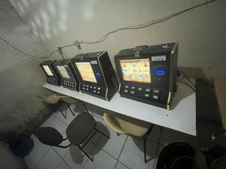 Polícia descobre dois locais com caça-níqueis em atividade