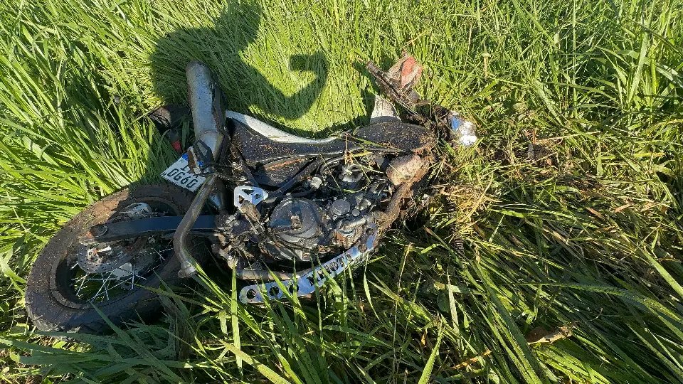 (VÍDEO) Grave acidente entre motocicleta e caminhão em SC  
