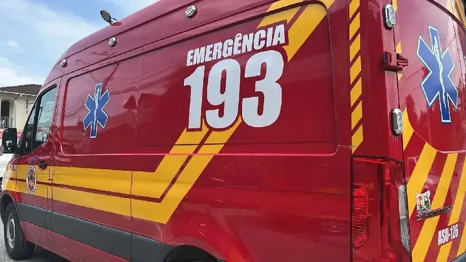 Motociclista sofre acidente e cai em ribanceira de 15 metros em Brusque