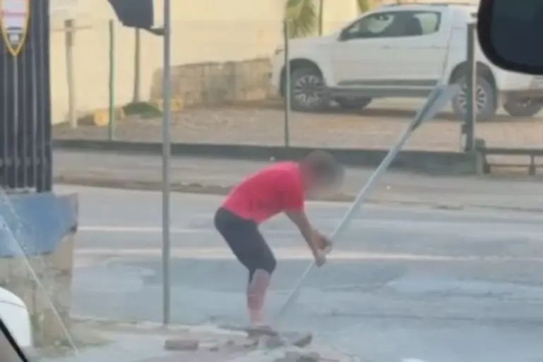 (VÍDEO) Flagrado arrancando placa, homem é preso pela PM em Brusque