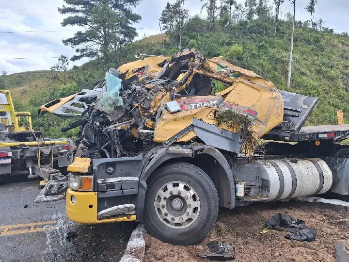 Jovem fica gravemente ferido após caminhão tombar em SC